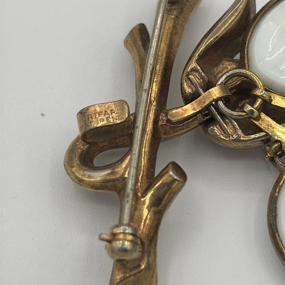 Trifari Brooch/Pendant with Molded Glass Leaves - Picture 4 of 8